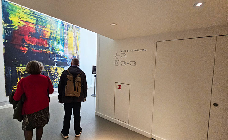 フォンダシオン・ルイヴィトン 1階 奥に続く展示エリアの様子