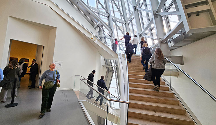 フォンダシオン・ルイヴィトン 1階から2階へ続くデザイン性の高い階段