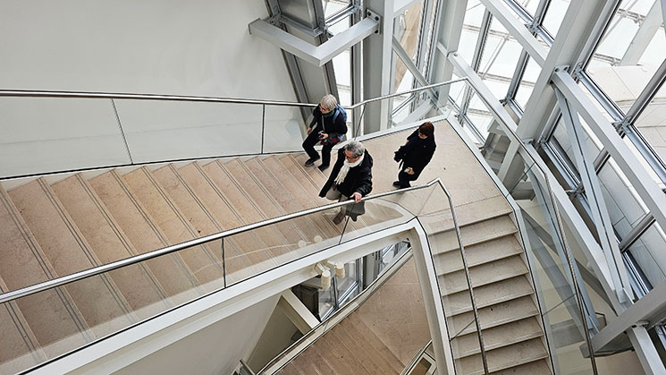 フォンダシオン・ルイヴィトン 1階から2階へ続くデザイン性の高い階段