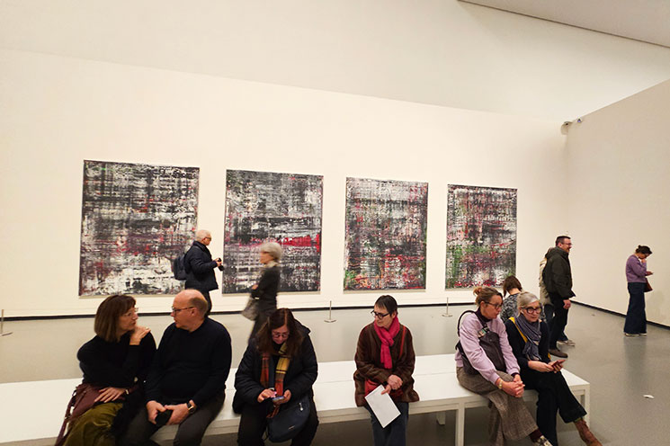 フォンダシオン・ルイヴィトン 3階展示エリアの休憩用ベンチ