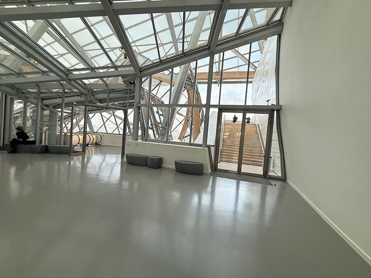 フォンダシオン・ルイヴィトン 屋上テラスの前室と階段