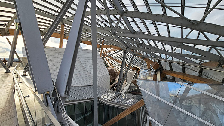 フォンダシオン・ルイヴィトン 屋上テラスのガラス建築