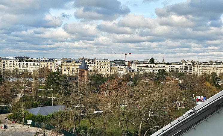 フォンダシオン・ルイヴィトン 屋上テラスから見るブローニュの森やパリ市街の景色