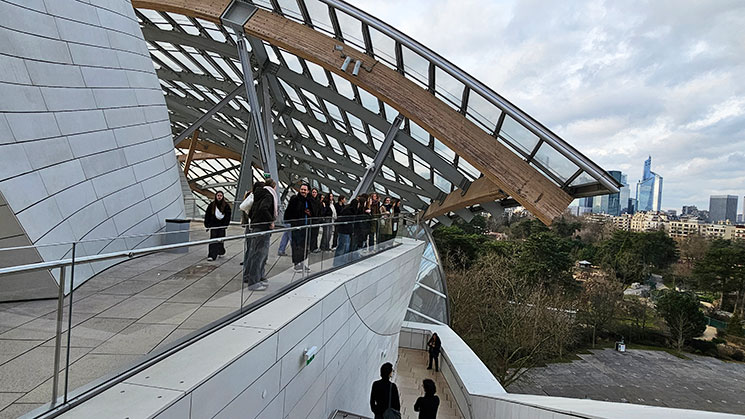 フォンダシオン・ルイヴィトン 屋上テラス 景観を楽しむ訪問客の様子