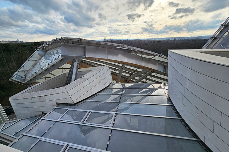 フォンダシオン・ルイヴィトン 屋上テラスのガラス建築