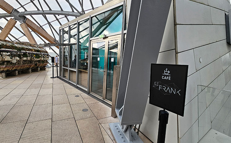 フォンダシオン・ルイヴィトン 屋上テラスのカフェスタンドの外観