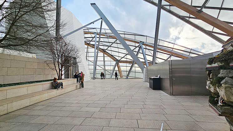 フォンダシオン・ルイヴィトン 屋上テラスのベンチスペース