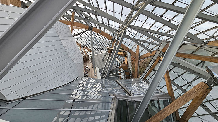 フォンダシオン・ルイヴィトン 木材と鉄骨が複雑に交差するダイナミックな骨組