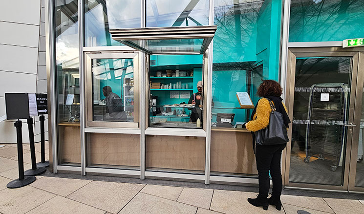 フォンダシオン・ルイヴィトン 屋上テラスのカフェスタンドの外観