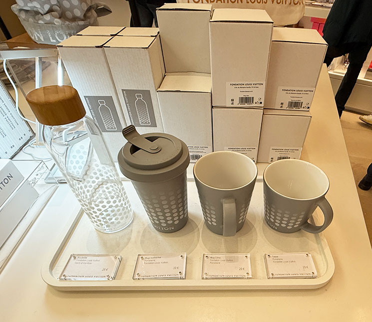 フォンダシオン・ルイヴィトン ギフトショップのマグカップやボトル