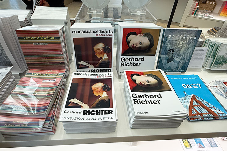 フォンダシオン・ルイヴィトン ギフトショップの展示作品やアーティストの関連書籍
