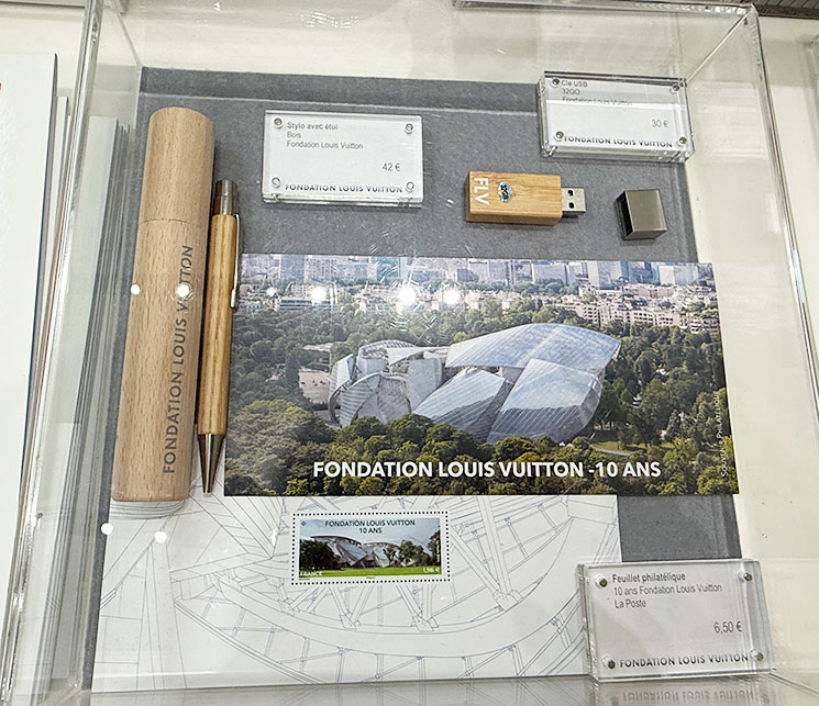 フォンダシオン・ルイヴィトン ギフトショップの商品「切手」「USB」「ボールペン」