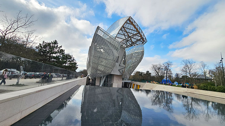 フォンダシオン・ルイヴィトンの外観