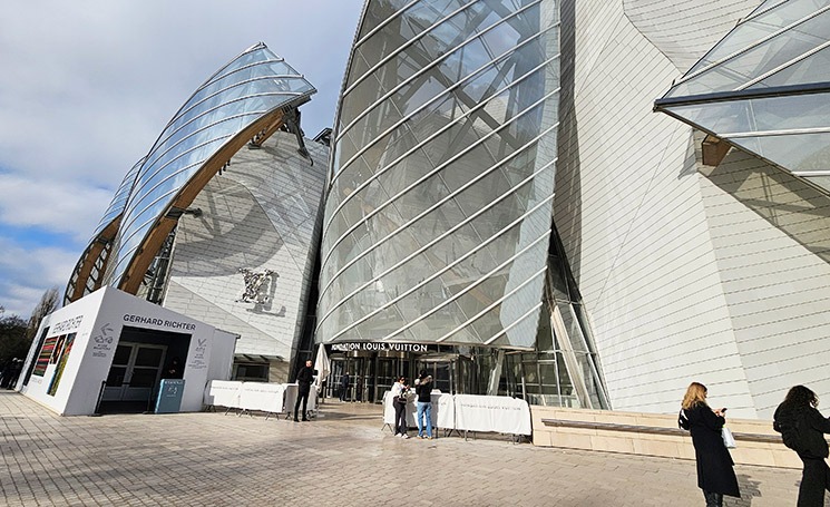 フォンダシオン・ルイヴィトンの外観