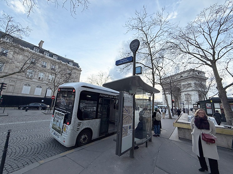 フォンダシオン・ルイヴィトン行きのシャトルバス乗り場(凱旋門近く)