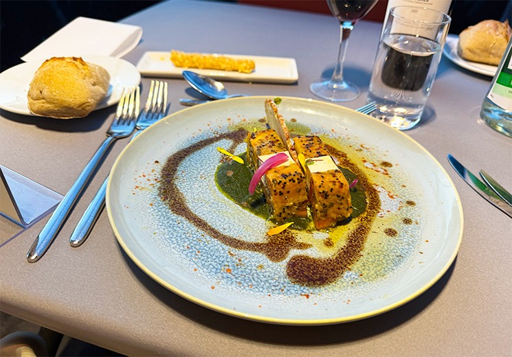 バトー・パリジャン ディナークルーズ 前菜メニューの一例「キヌアプレス」