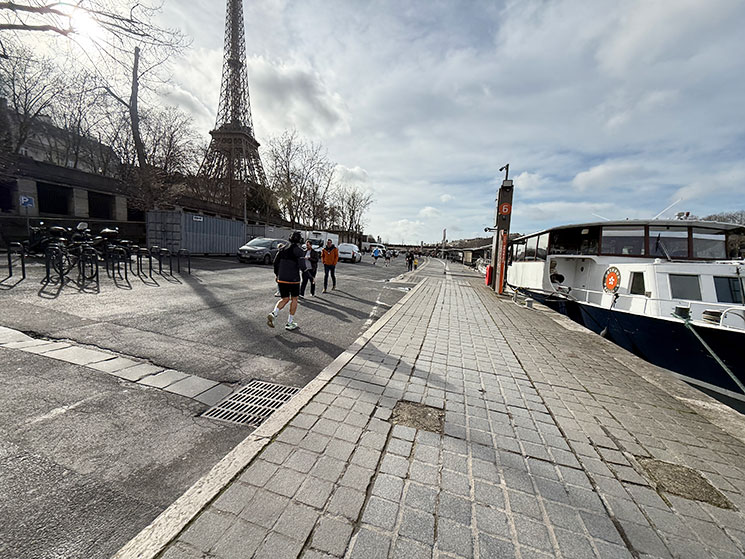 バトーパリジャンの船着場とエッフェル塔の景観