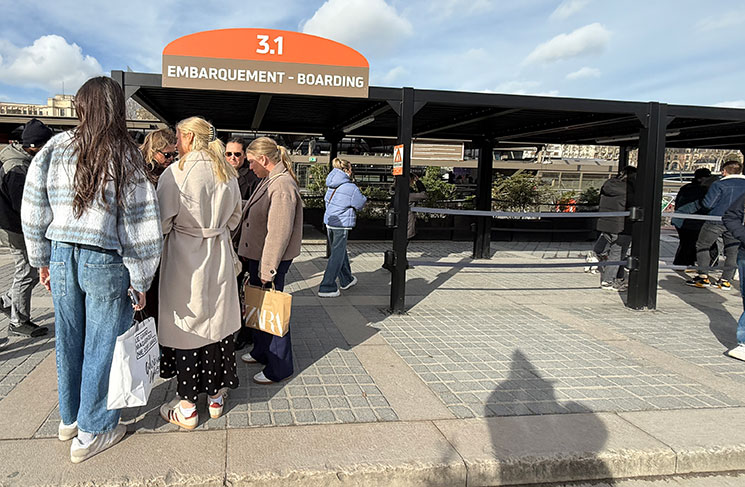 バトーパリジャン観光クルーズ船 入場レーン前の観光客の様子