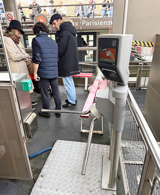 バトーパリジャン観光クルーズのQRコード読み取り改札の様子