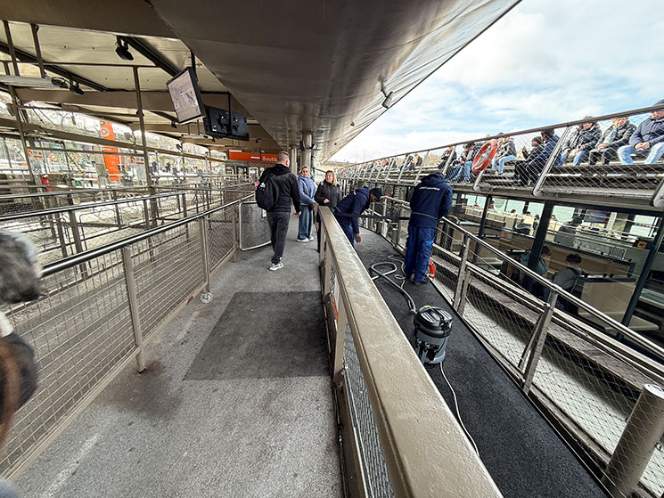 バトーパリジャン観光クルーズ 乗船前の通路