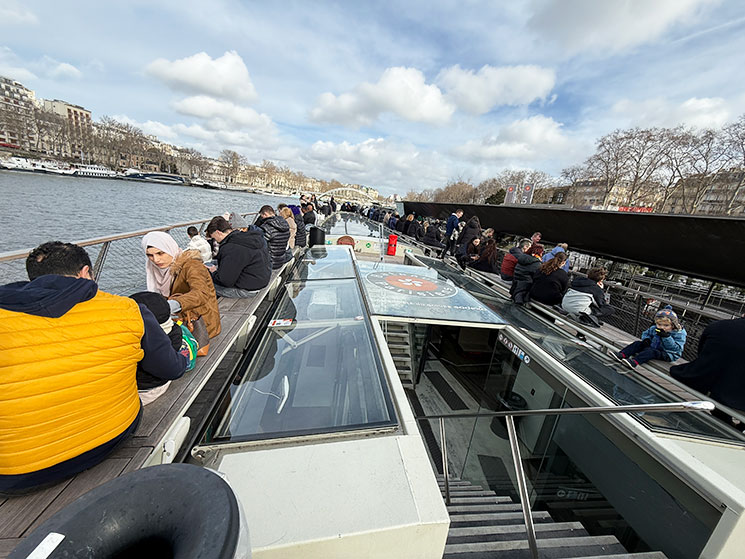バトーパリジャン観光クルーズ 2階席(テラス席)の様子