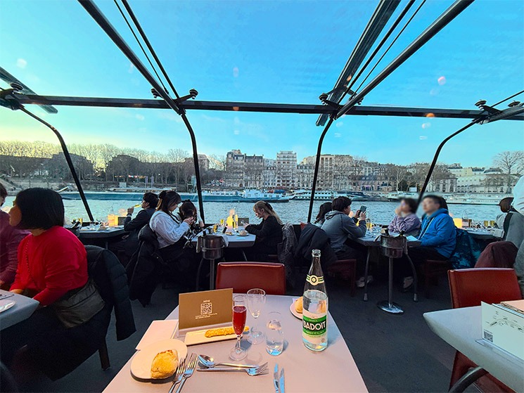 「バトーパリジャン」ディナークルーズの船内風景