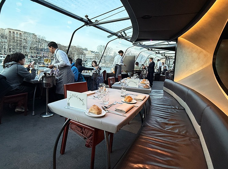 バトー・パリジャンのクルーズ船内の様子