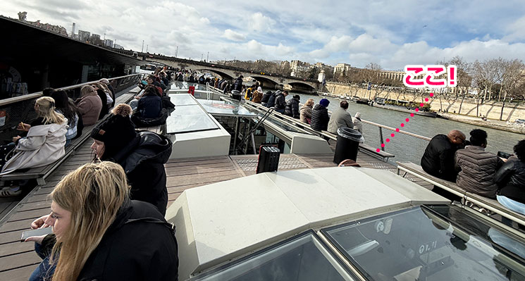 バトーパリジャン観光クルーズ 2階テラス席(進行方向右手側)の様子