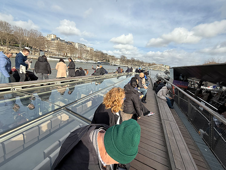 バトーパリジャン観光クルーズ 2階テラス席(進行方向右手側)の様子