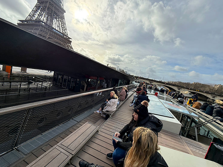 バトーパリジャン観光クルーズから見えるエッフェル塔の景観