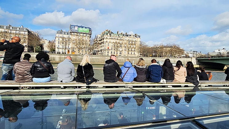 バトーパリジャン 2階テラス席から見たセーヌ川沿いの景観
