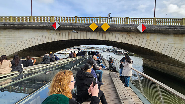 バトーパリジャンの観光クルーズ船が橋の下を通過する様子