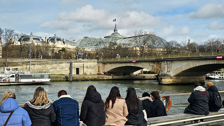 バトーパリジャン観光クルーズから見えるグラン・パレのガラス屋根