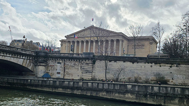 バトーパリジャン観光クルーズから見えるブルボン宮殿(フランス国会議事堂)の外観