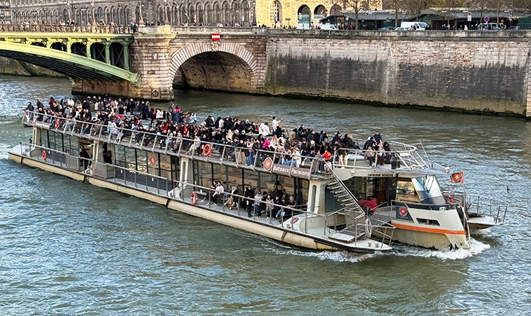 セーヌ川クルーズの運行会社「バトー・パリジャン」のクルーズ船