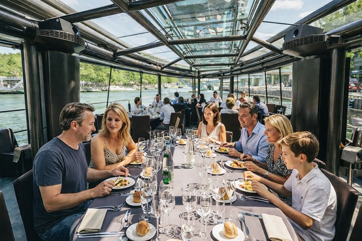 「バトーパリジャン」ランチクルーズの船内座席の様子