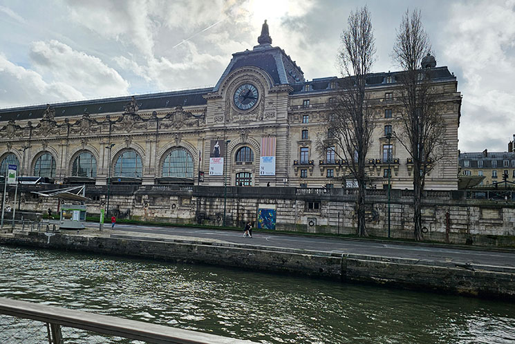 バトーパリジャン観光クルーズから見るオルセー美術館の外観