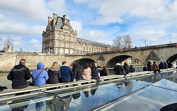 バトーパリジャン観光クルーズから見るルーブル美術館の外観(セーヌ川沿い側)