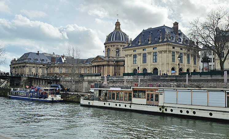 バトーパリジャン観光クルーズから見るフランス学士院のドーム屋根