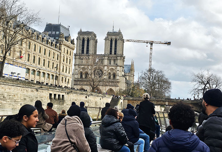 バトーパリジャン観光クルーズから見るノートルダム大聖堂の外観