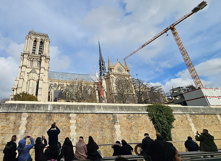 バトーパリジャン観光クルーズから見る改修中のノートルダム大聖堂南側