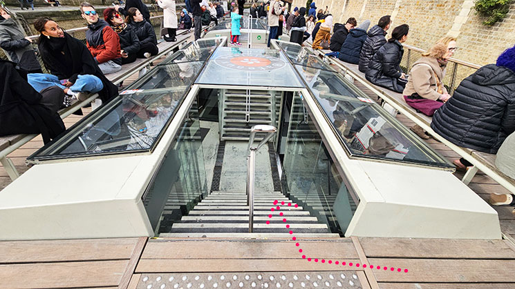 バトーパリジャン観光クルーズ船 2階テラス席へ続く階段