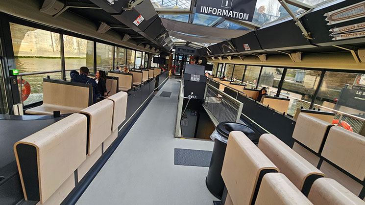 バトーパリジャン観光クルーズ 1階船内席の様子