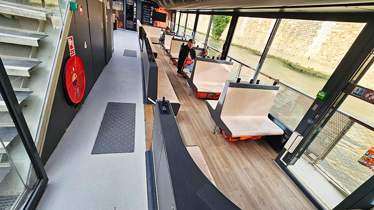 バトーパリジャン観光クルーズ 1階船内席の窓際ボックス席