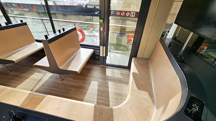 バトーパリジャン観光クルーズ 1階船内席の窓際ボックス席