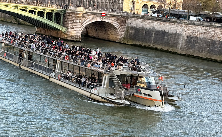 バトーパリジャン観光クルーズ船の混雑状況(夕方の様子)