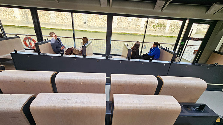 バトーパリジャン観光クルーズ 折り畳み式の座席と窓際のボックス席