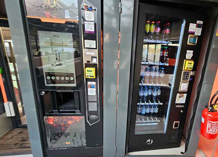 バトーパリジャン観光クルーズ船内のドリンク自動販売機の決済端末