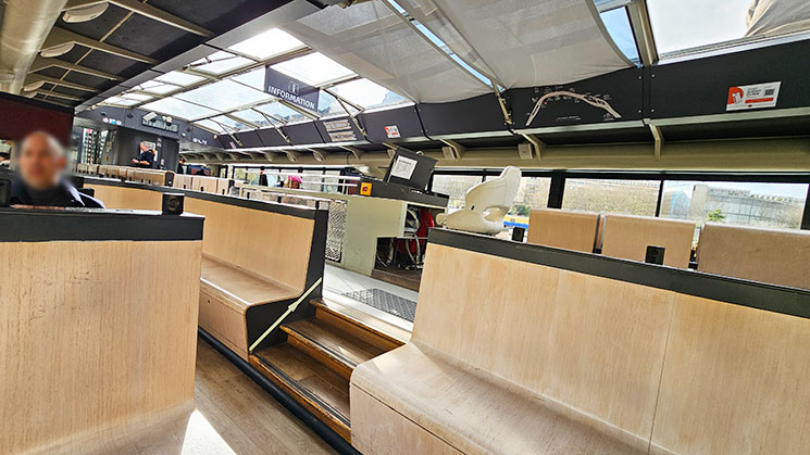 バトーパリジャン観光クルーズ 1階船内のベンチ席