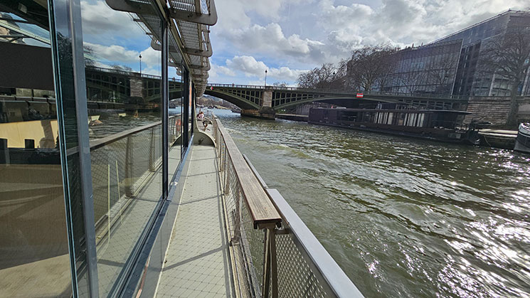 バトーパリジャン観光クルーズ 1階の船外デッキ通路